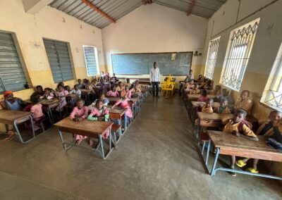 Steinemaschine in Bely - geparkt im Klassenzimmer
