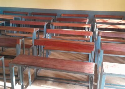 Bänke für das neue Schulgebäude