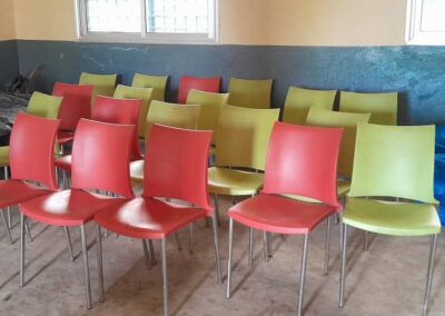 Stühle für das neue Schulgebäude